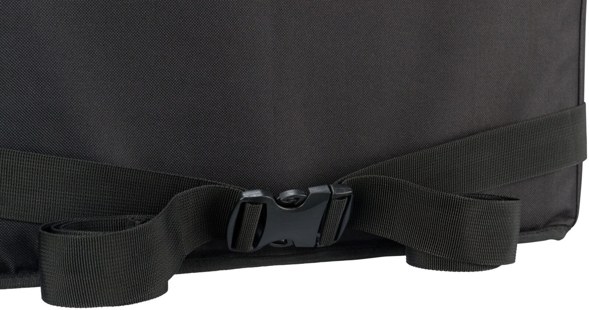 Schwarze Stofftasche mit breiten Riemen und Klickverschluss, Nahaufnahme der Schnalle auf strukturierter Oberfläche.