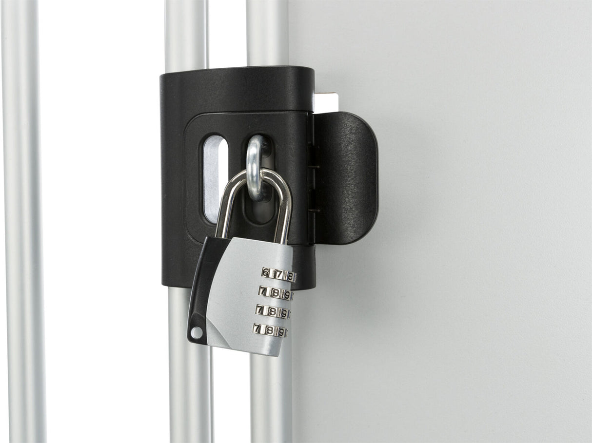Schwarzes Vorhängeschloss mit Zahlenkombination sichert Metallstäbe an einer grauen Oberfläche.