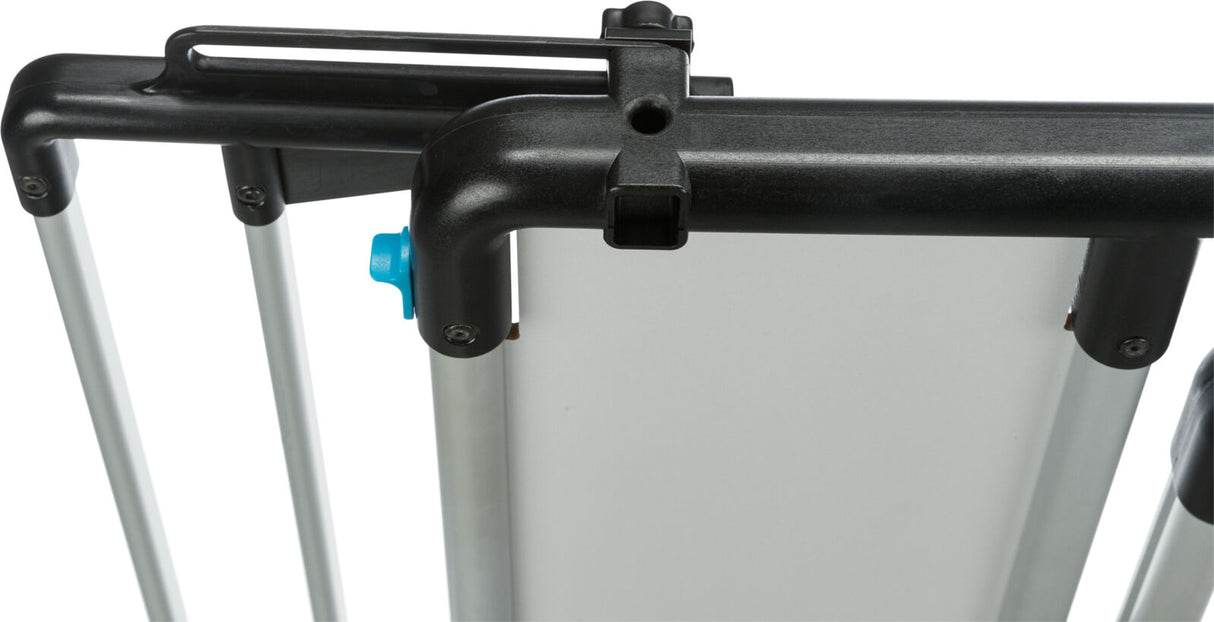 Schwarzer Rahmen mit blauen Elementen, verbunden durch silberne Metallstangen, Detail einer Konstruktion.