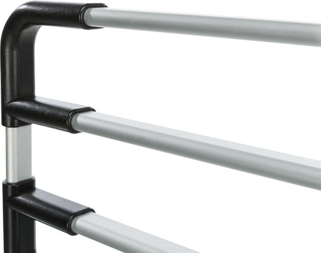 Schwarzes und silbernes Metallgestell mit drei horizontalen Stangen und einer vertikalen Stange links.