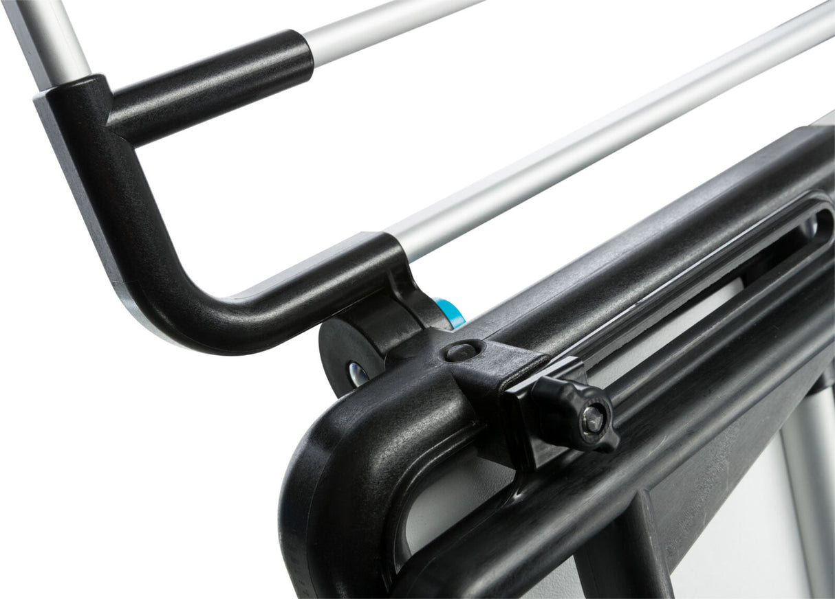 Schwarze und silberne Metallrohre bilden zusammen mit Kunststoffelementen ein funktionales Strukturdetail.