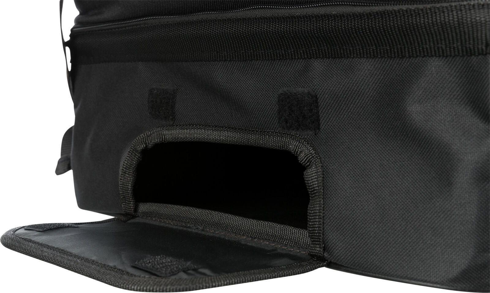 Eine schwarze Tasche mit offenem Fach und Klappe, die an den Ecken Klettverschlüsse hat.