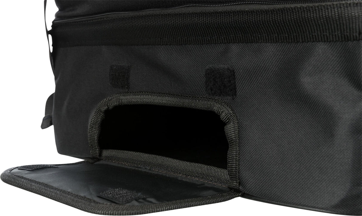 Eine schwarze Tasche mit offenem Fach und Klappe, die an den Ecken Klettverschlüsse hat.