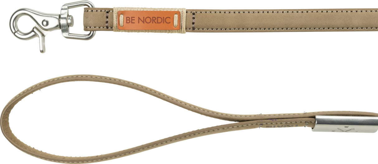 Braune Hundeleine mit silbernem Karabinerhaken und Lederdetail mit "BE NORDIC"-Aufschrift.