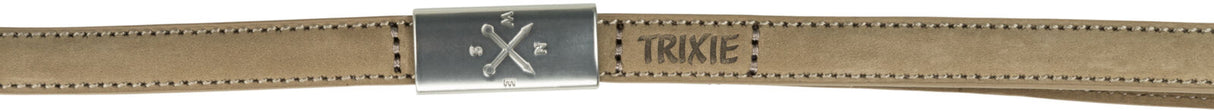 Braunes, genähtes Textilband mit silberner Schnalle und Kompassgravur, daneben Schriftzug "TRIXIE".