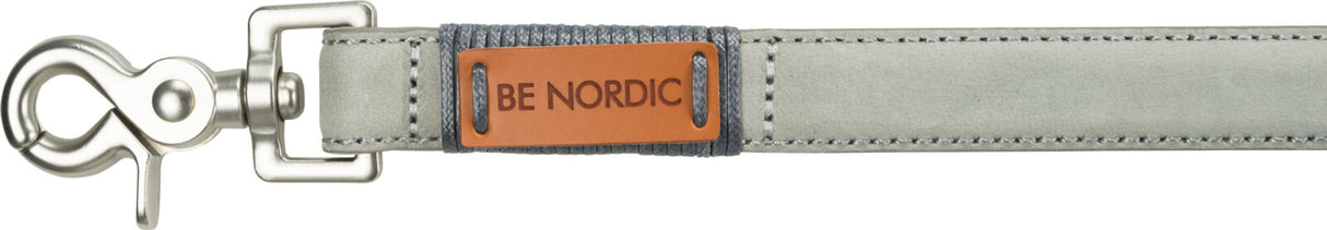 Graues Hundehalsband mit Metallverschluss und braunem Etikett mit der Aufschrift "BE-NORDIC".