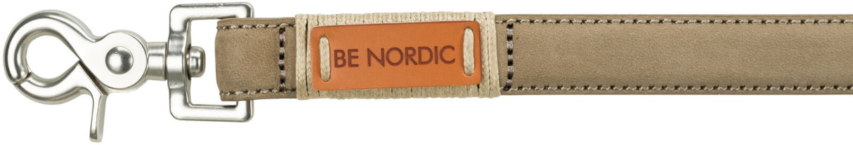 Hellbraunes, längliches Nylonband mit Metallclip und orangenem Etikett mit der Aufschrift "BE NORDIC".