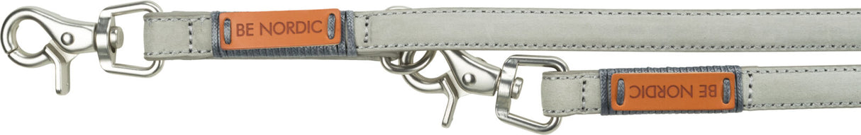 Graues Hundehalsband mit silbernen Karabinerhaken und orangefarbenem Schild mit der Aufschrift "BE NORDIC".