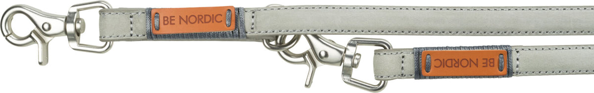 Graues Hundehalsband mit silbernen Karabinerhaken und orangefarbenem Schild mit der Aufschrift "BE NORDIC".