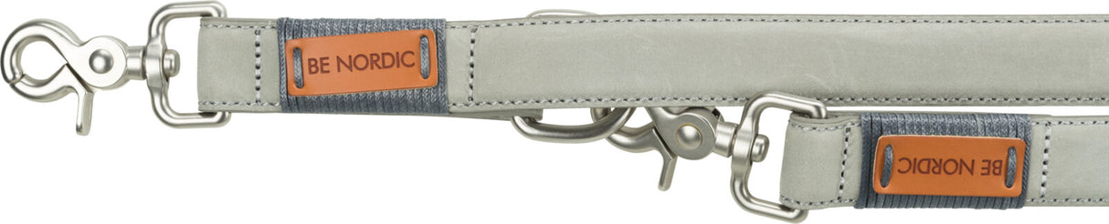 Beige Hundeleine mit Metallhaken und braunem Lederetikett mit der Prägung "BE NORDIC".