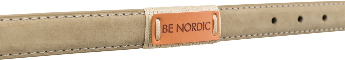 Beigefarbener Gürtel mit orangem Etikett und der Aufschrift "BE NORDIC", mit sichtbaren Nähten und Löchern.