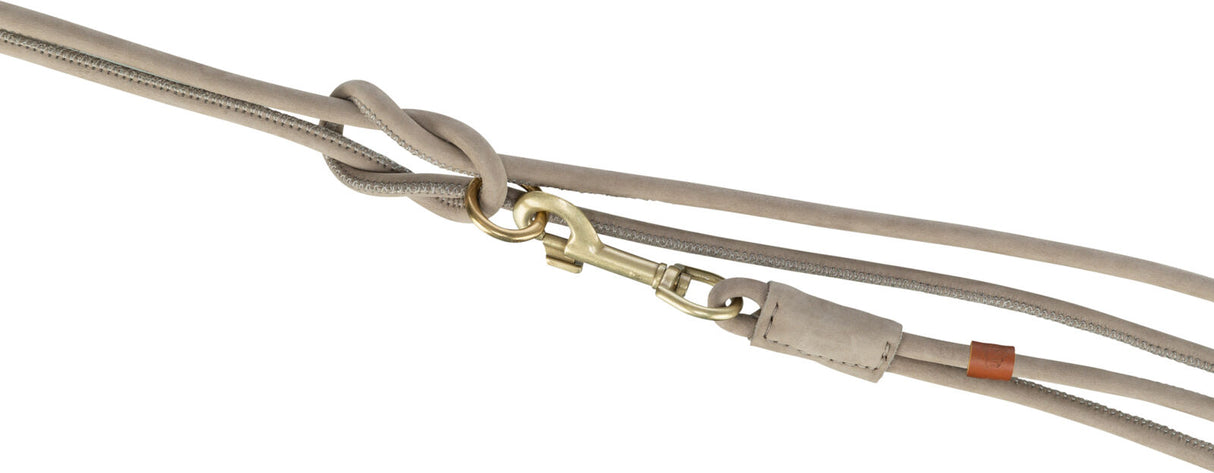 Lederleine in Beige mit Messingkarabinerhaken und Knoten, die Struktur ist glatt und genäht.