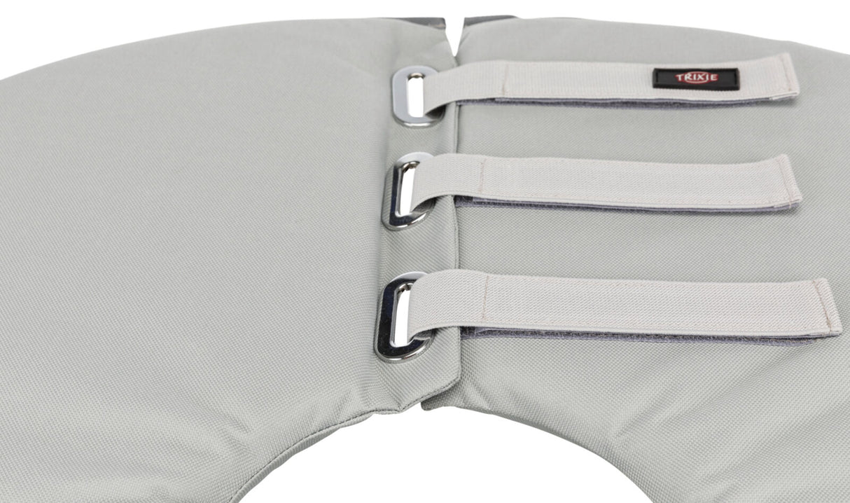 Grauer gepolsterter Kragen mit drei Klettverschlüssen und Metallösen, Label "TRIXIE" auf einem Verschluss.