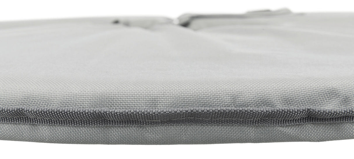 Graue, textile Oberfläche mit feiner Struktur, die einen weichen, gepolsterten Rand hat.