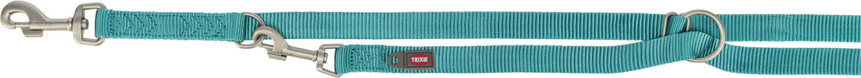 Türkise Hundeleine mit zwei silbernen Karabinern und Ringen, Label "TRIXIE" sichtbar.