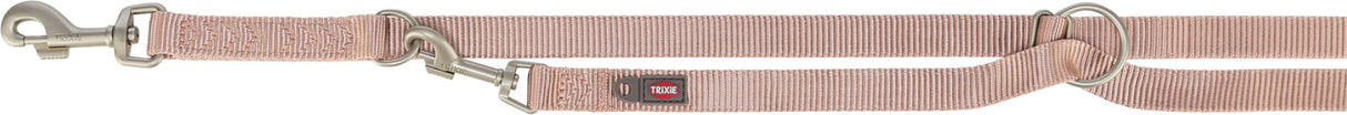 Beige Hundeleine mit zwei Metallkarabinern und einem D-Ring, Trixie-Logo sichtbar.
