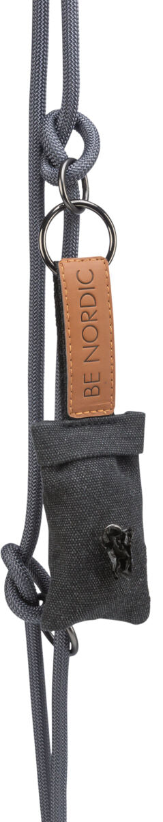 Graues Seil mit Knoten und kleiner, schwarzer Beutel mit braunem Lederetikett "BE NORDIC".