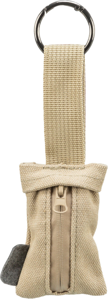 Beige Tasche mit Reißverschluss und Ring zum Befestigen, aus grobem Stoff mit schwarzem Detail.