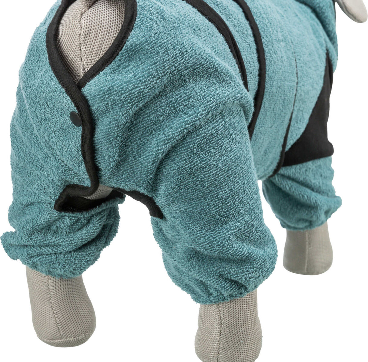 Ein Stofftier trägt einen hellblauen Anzug aus Frottee, mit schwarzen Akzenten, über beige Beinen.