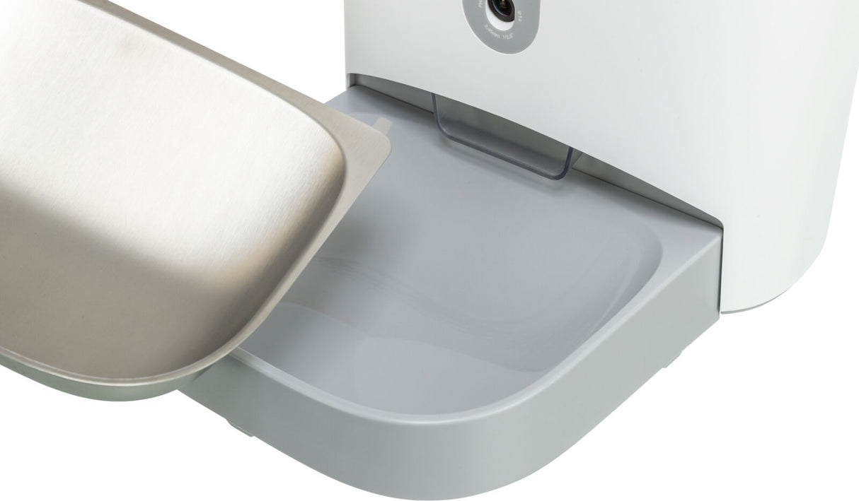 Ein geöffneter, weißer und silberner Behälter mit einem herausziehbaren Fach und einem Metalldeckel.