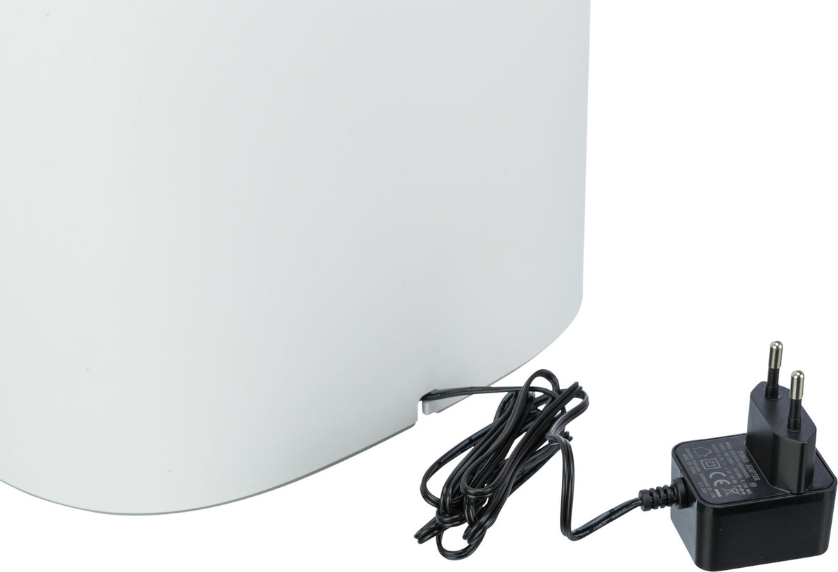 Weißes Gerät mit abgerundeter Kante und schwarzem Netzkabel, das zu einem schwarzen Netzstecker führt.