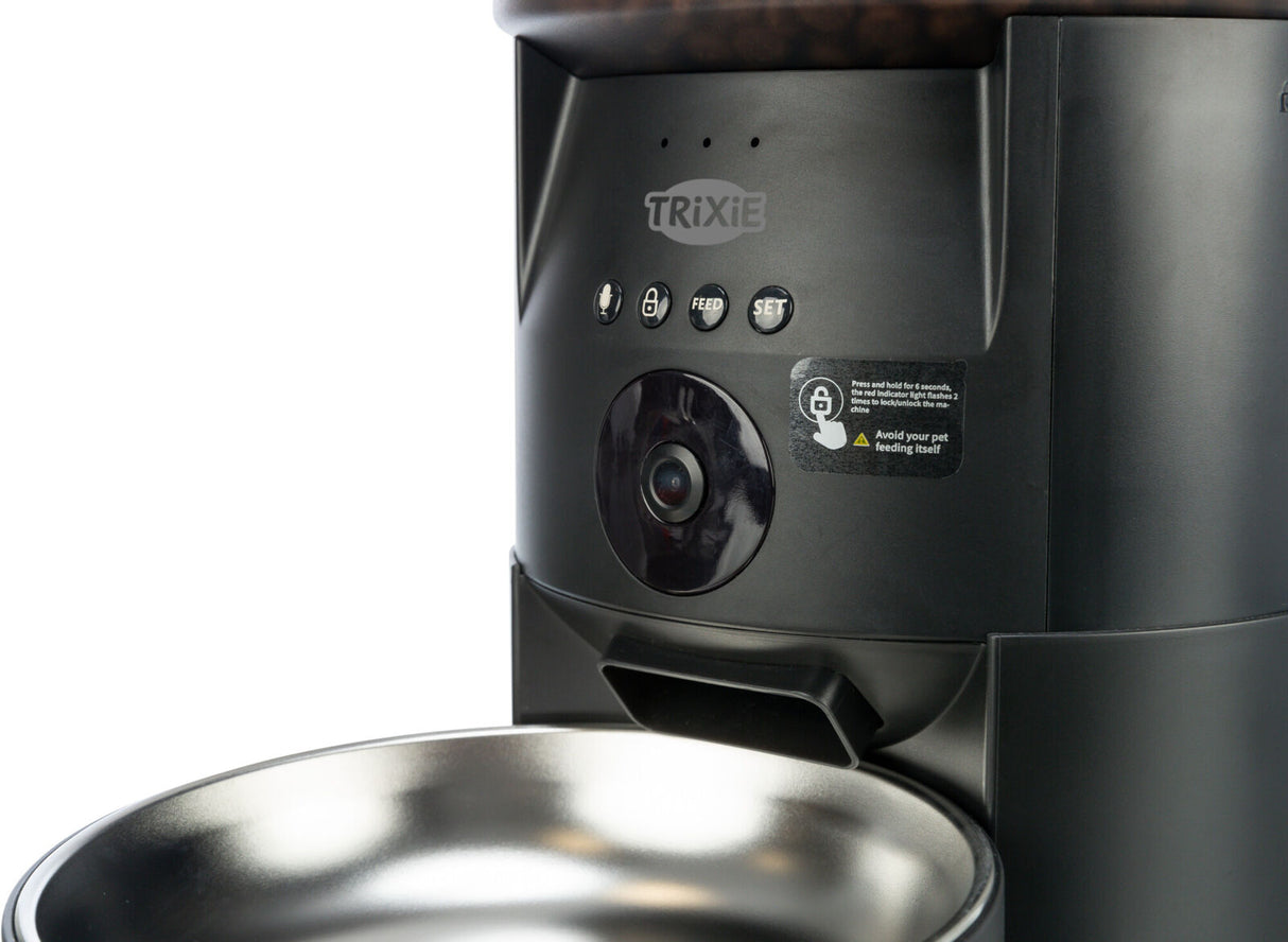 Automatischer Futterspender in Schwarz mit silberner Schale und Kontrollknöpfen, daneben Markenname "TRIXIE".