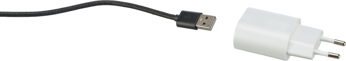 Schwarzes USB-Kabel mit weißem Steckernetzteil vor weißem Hintergrund.