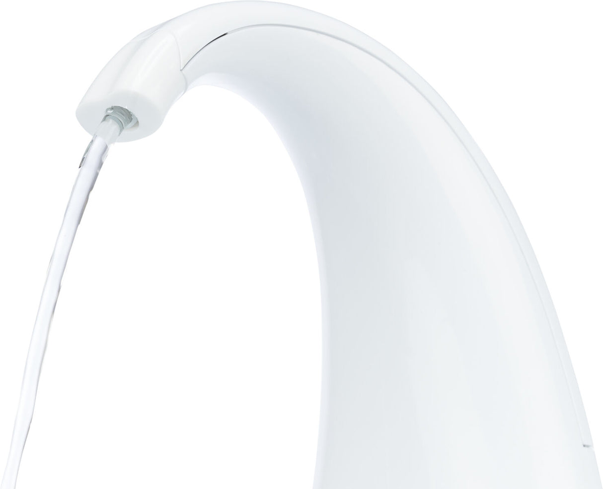 Ein gebogener, weißer Wasserhahn, aus dem ein klarer Wasserstrahl fließt, auf weißem Hintergrund.