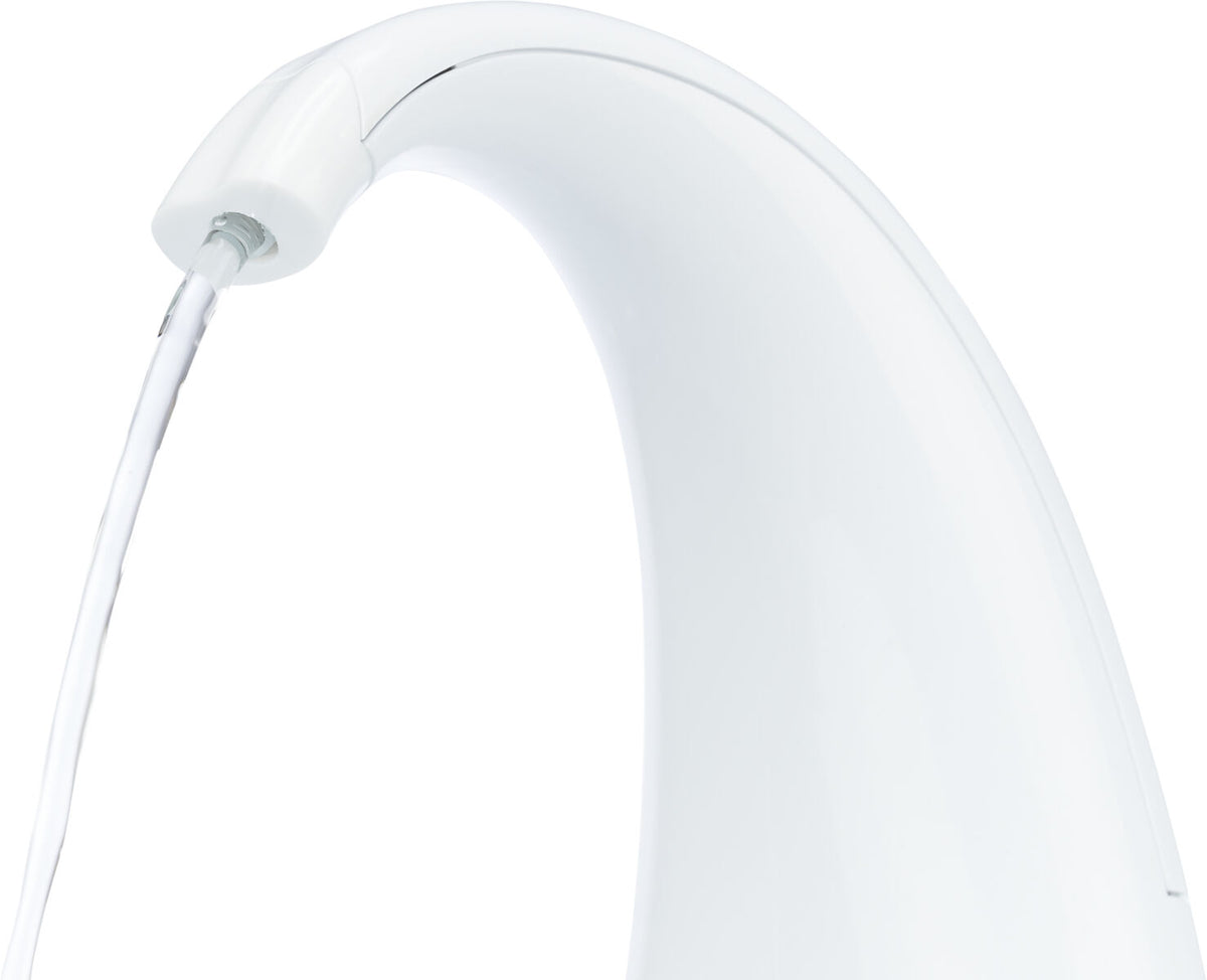 Ein gebogener, weißer Wasserhahn, aus dem ein klarer Wasserstrahl fließt, auf weißem Hintergrund.