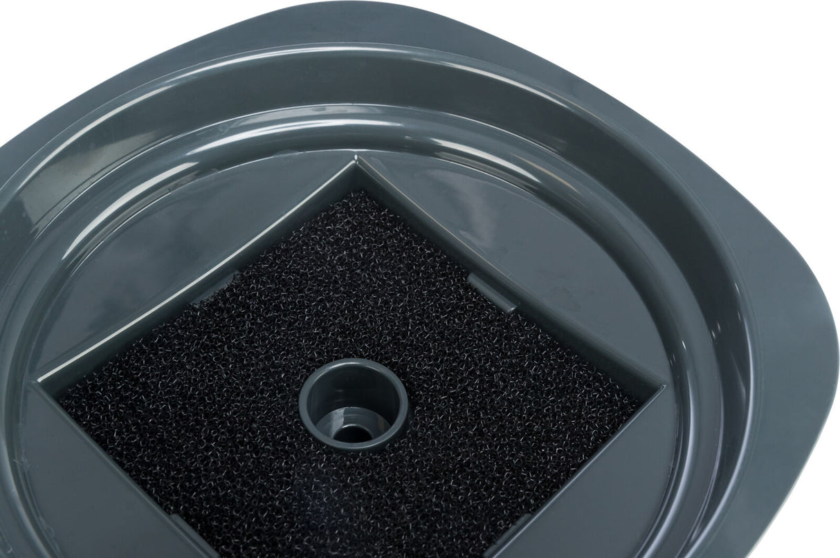Rundes, dunkelgraues Kunststoffteil mit schwarzem, grobem Filtereinsatz in der Mitte.