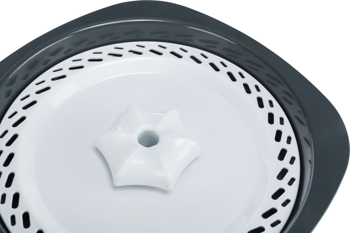 Rundes weißes Objekt mit sternförmigem Element in der Mitte und schwarzem Rand.