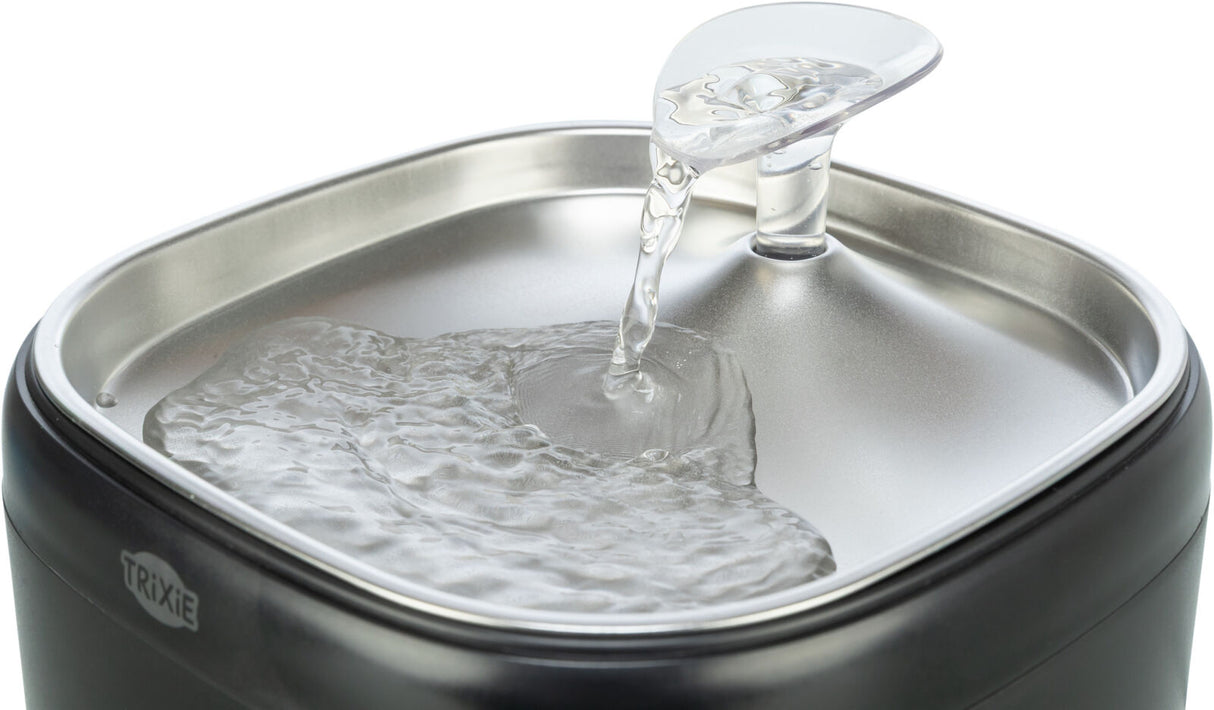 Wasserspender aus Metall mit fließendem Wasser und Trixie-Logo, Sicht auf die Oberseite und den Wasserfluss.