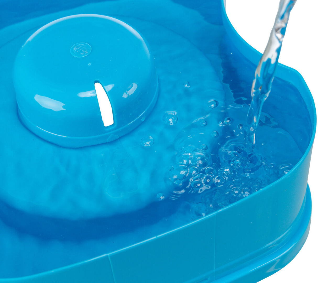 Blauer Wasserbrunnen zeigt Wasser, das in eine Schüssel mit sprudelndem Wasser im Inneren fließt.