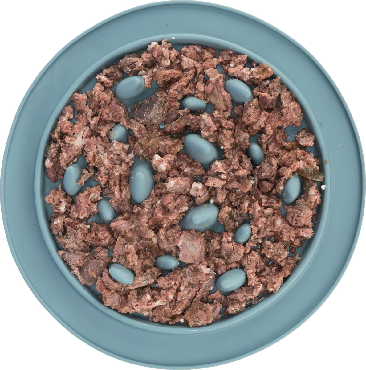 Gehacktes Futter mit brauner Farbe in einem blauen Napf, durchsetzt mit ovalen, blauen Erhebungen.
