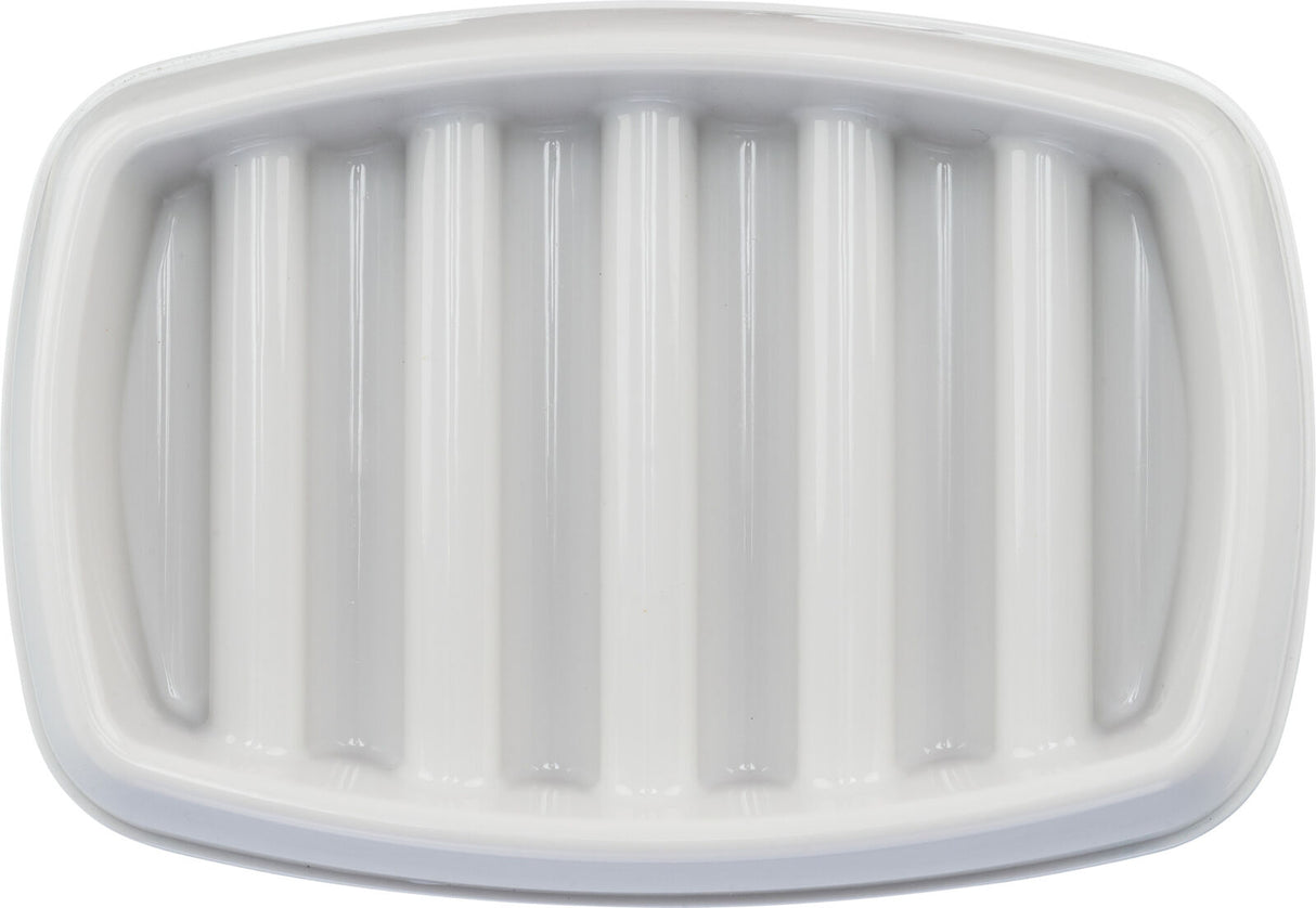 Weiße, ovale Seifenschale mit geriffelter Oberfläche, glänzende Oberfläche, aus Kunststoff oder Keramik.