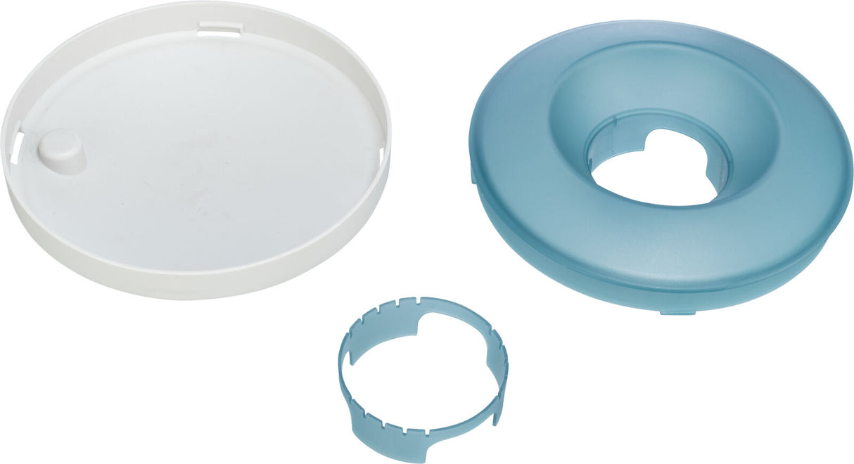 Drei Kunststoffteile: ein großer weißer runder Deckel, ein hellblauer runder Ring und ein hellblauer Einsatz.