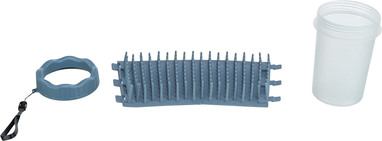 Drei graue Kunststoffteile, darunter ein Becher, eine Bürstenscheibe und ein kreisförmiger Griff mit Schlaufe.