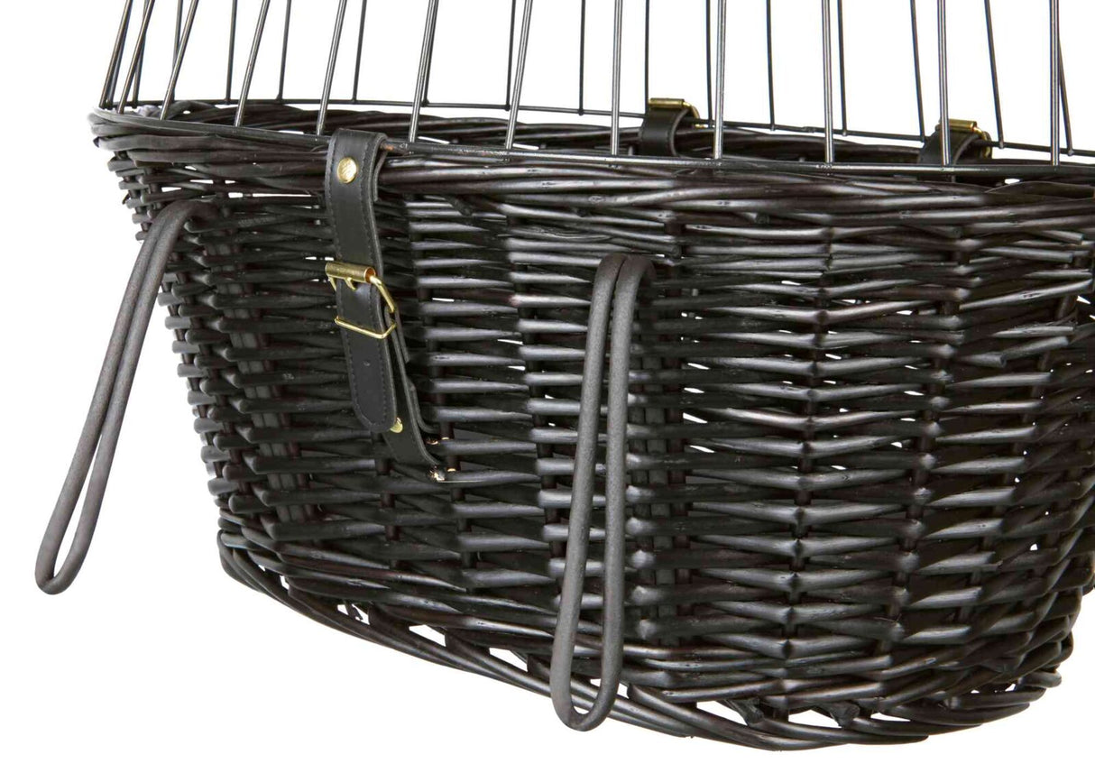 Ein schwarzer geflochtener Korb aus Rattan mit Metallgittern und Lederriemen, seitlich befestigt.