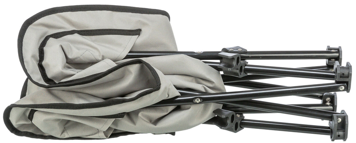 Zusammengefalteter Stuhl mit schwarzem Metallgestell und grauem Stoffbezug, klar sichtbar.