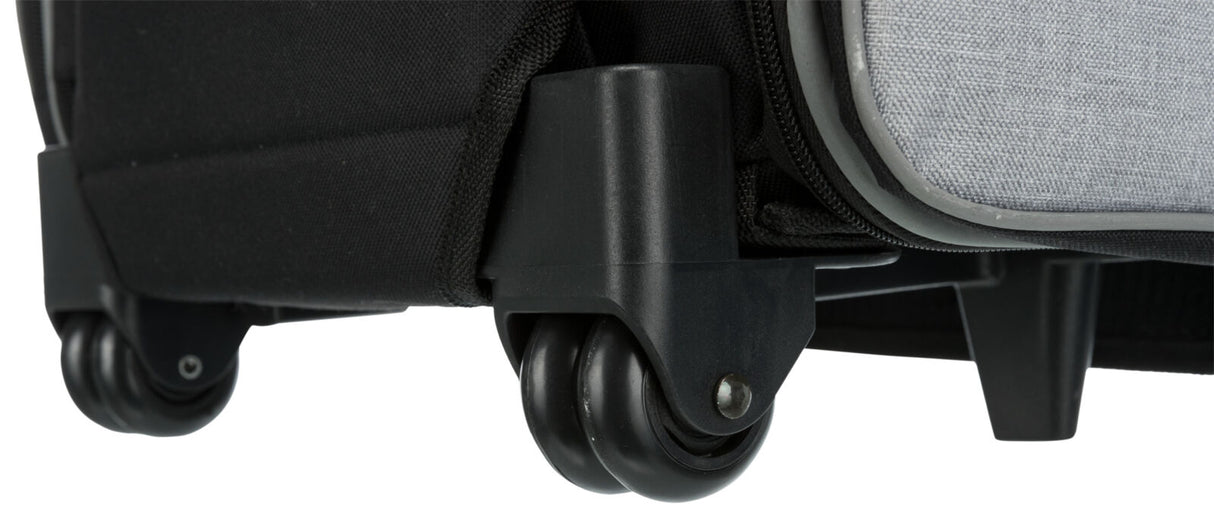 Schwarze Kunststoffrollen an einer Reisetasche mit grauem Stoffbezug.