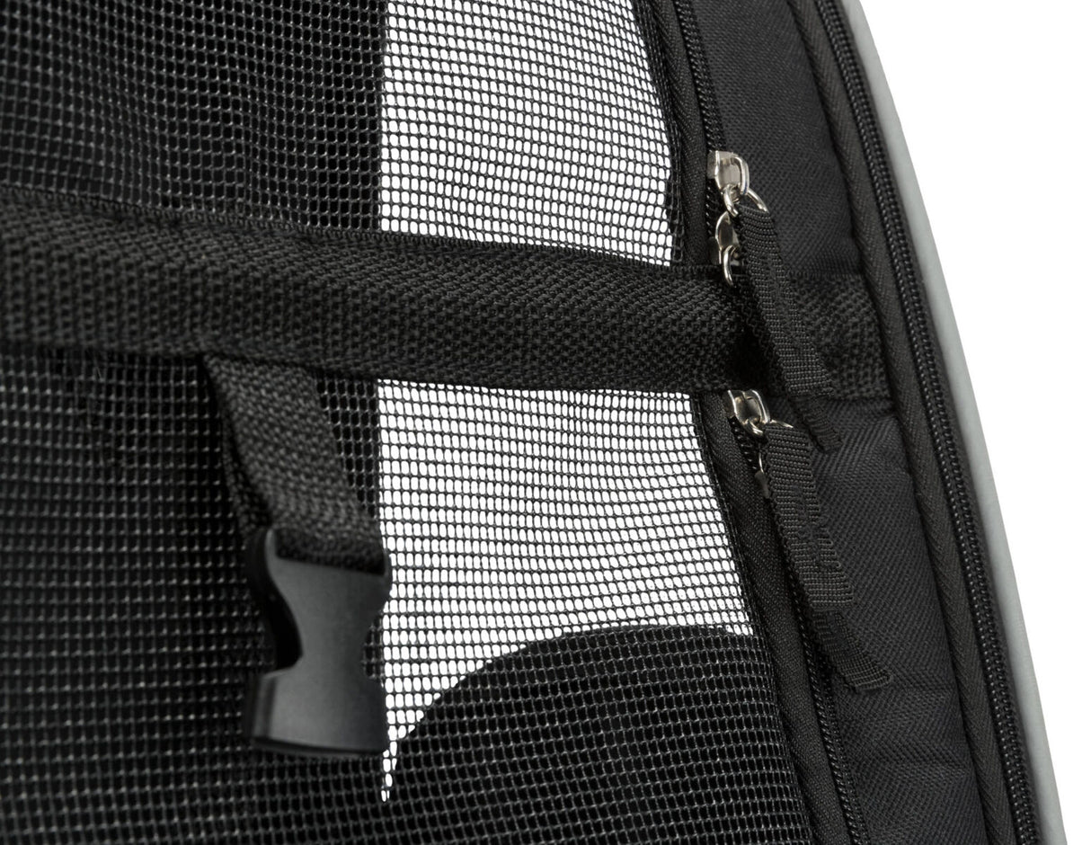 Nahaufnahme eines schwarzen Netzes mit Reißverschlüssen und Schnalle an einer Tasche or einem Rucksack.