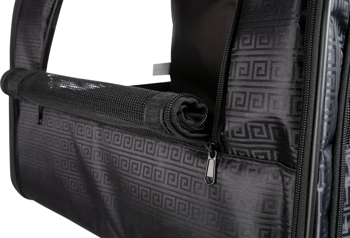 Schwarzes, gemustertes Material mit Rollverschluss, Reißverschluss und strukturierter Oberfläche.