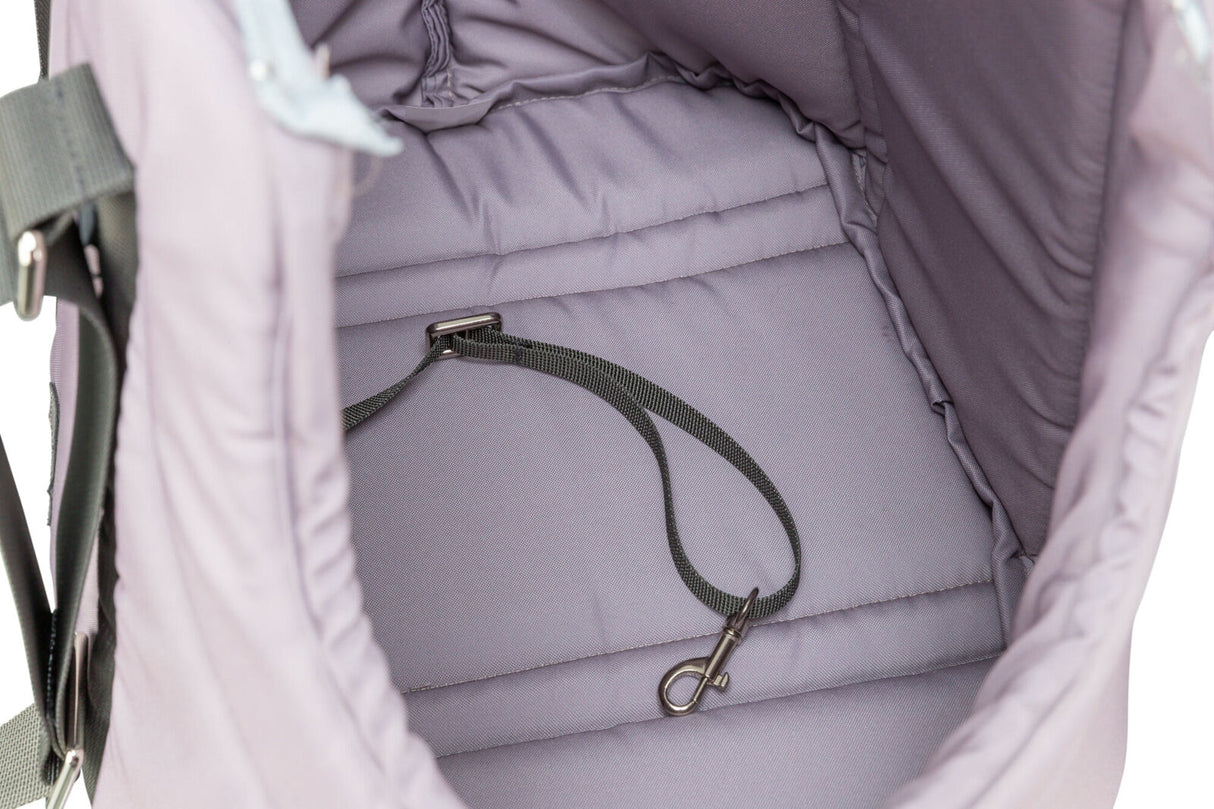 Gepolsterter Innenraum einer Tasche in hellem Violett mit schwarzem Karabinerhaken und Gurten.