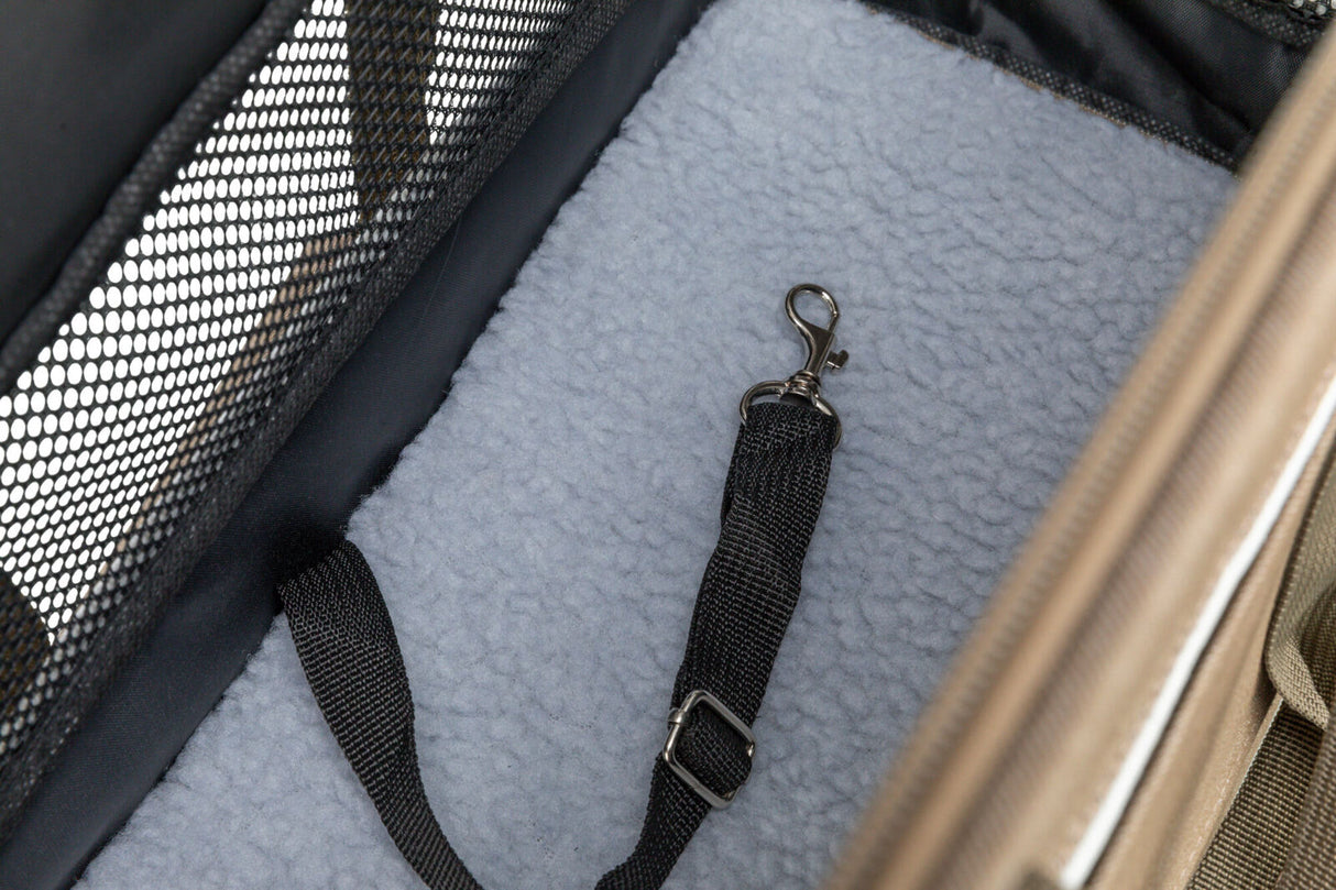 Innenansicht einer Transporttasche mit schwarzem Netzstoff, hellgrauem Boden und schwarzem Gurtband mit Karabiner.