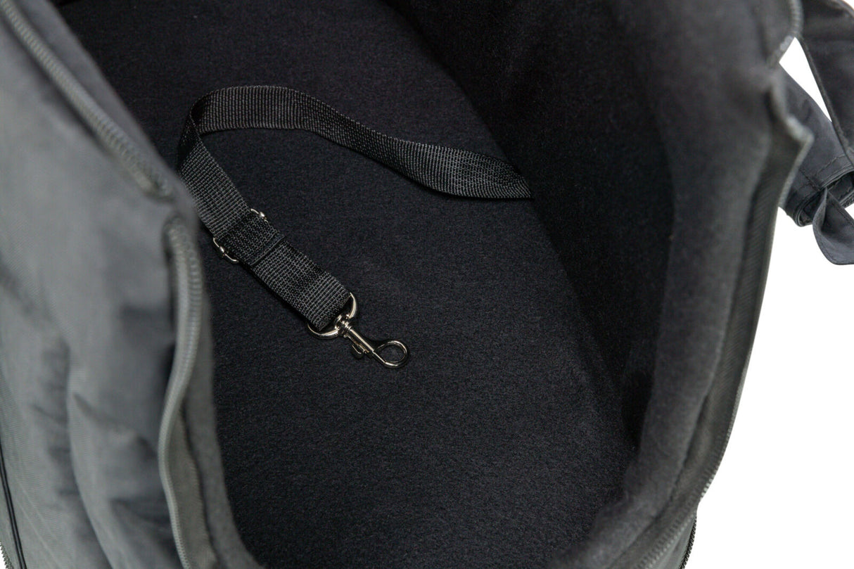 Innenansicht einer schwarzen Tasche mit einer integrierten, schwarzen Befestigungsschlaufe und Metallkarabiner.