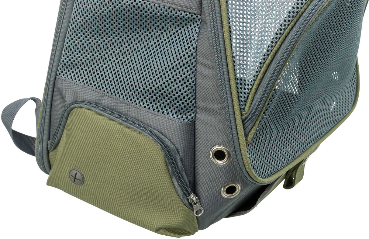 Grau-grüner Rucksack mit Netzabdeckung und Reißverschluss, sowie seitlichen Belüftungslöchern.