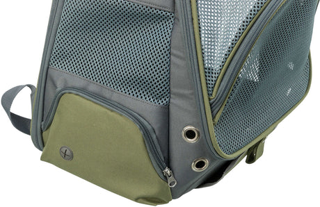 Grau-grüner Rucksack mit Netzabdeckung und Reißverschluss, sowie seitlichen Belüftungslöchern.