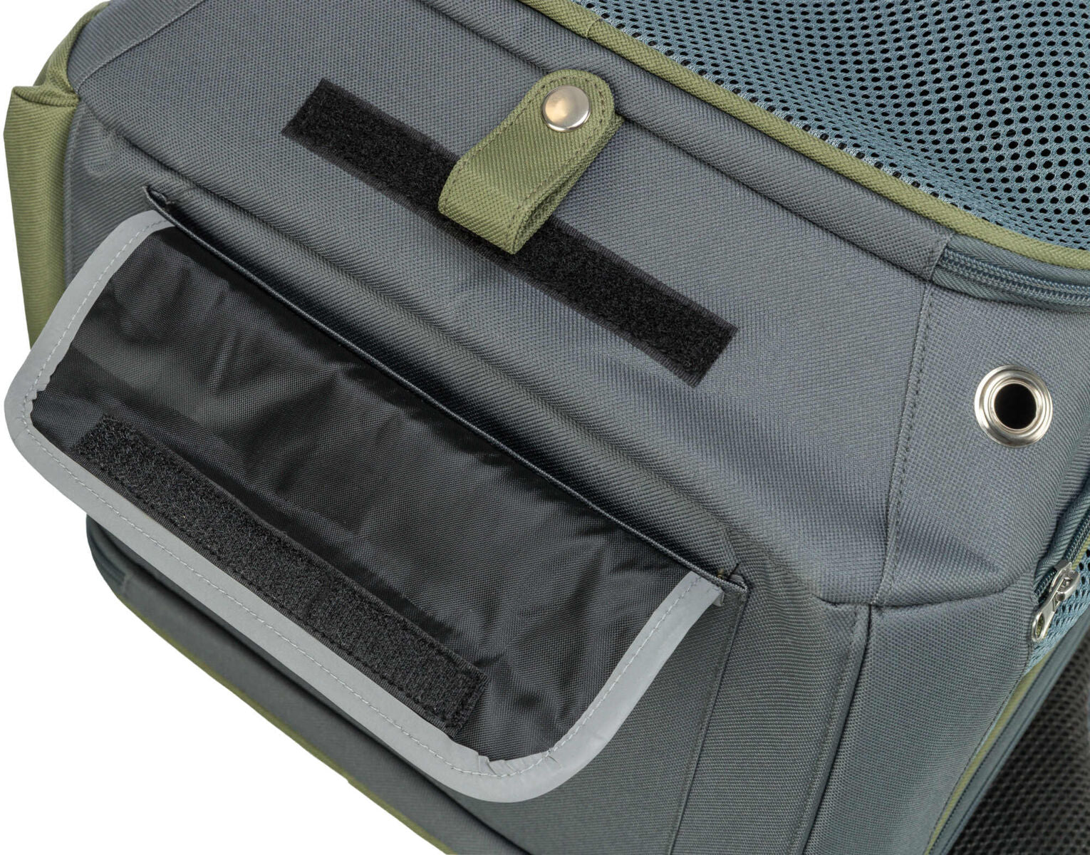 Grau-grüne Tasche mit Klettverschluss, Druckknopf und Netzoberseite, zeigt Nahaufnahme eines Seitenfachs.
