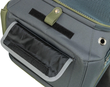 Grau-grüne Tasche mit Klettverschluss, Druckknopf und Netzoberseite, zeigt Nahaufnahme eines Seitenfachs.