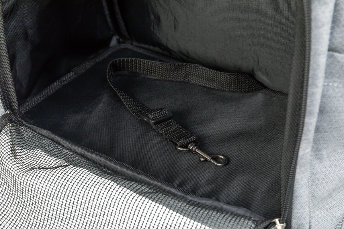 Schwarzes Innenfach mit Gurtschlaufe und Metallhaken in einer grauen Tasche mit Netzstruktur.